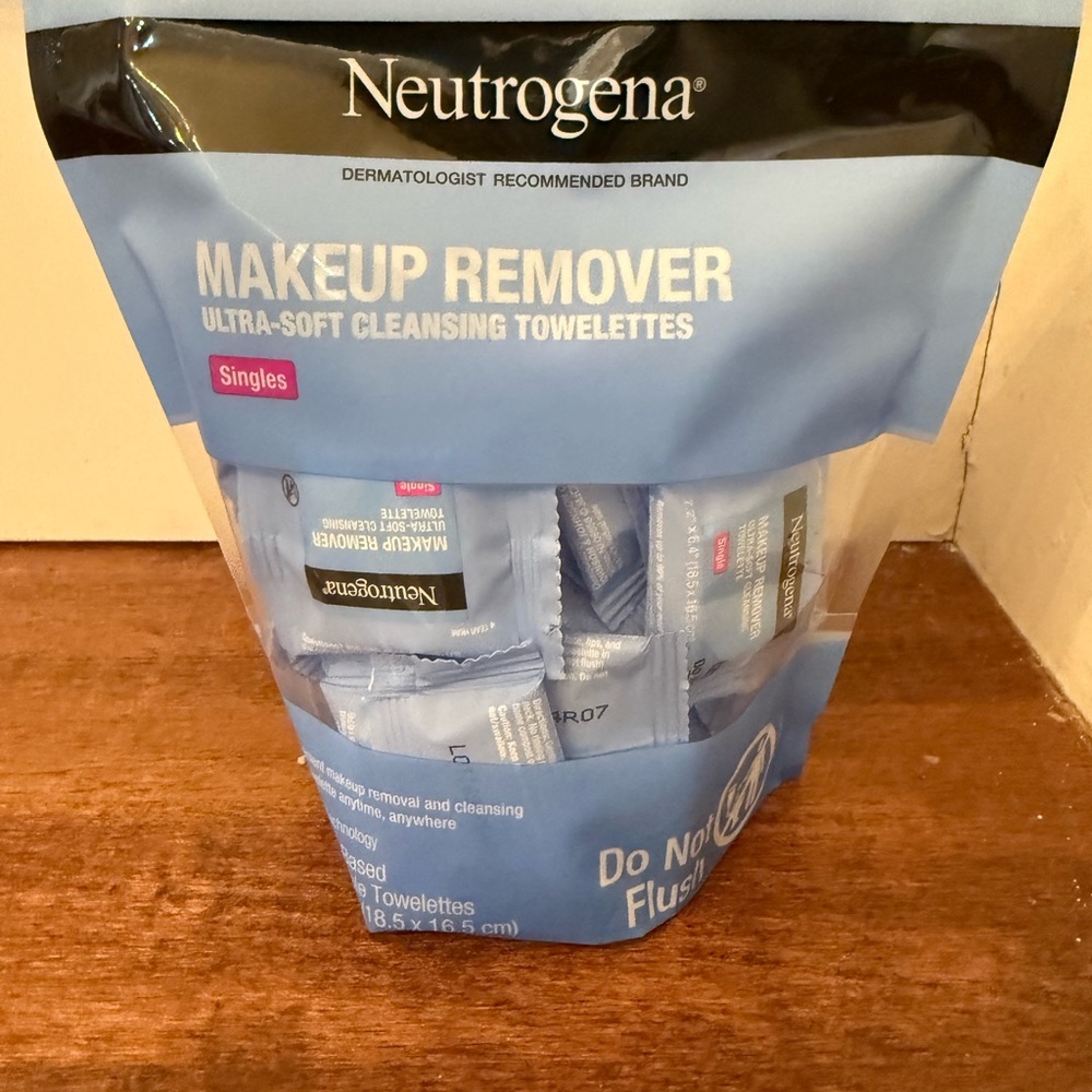 NWT Neutrogena Ultra-Soft Blue Cleansing Towelettes Singles- 20